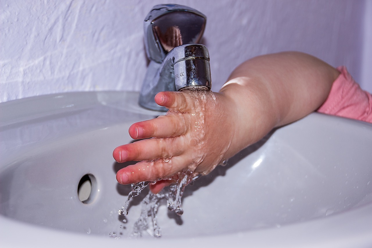 baby hands in the faucet